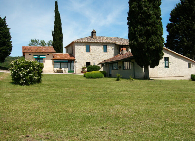 Farmhouse or Casa Tre Pettirossi with lawn and cypresses