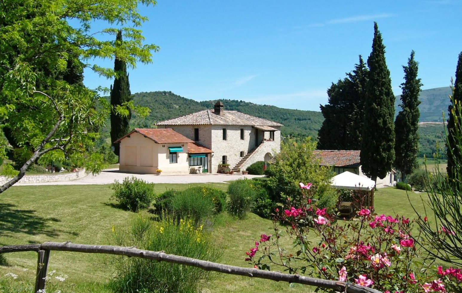 Stay The farmhouse among cypresses and flowering roses
