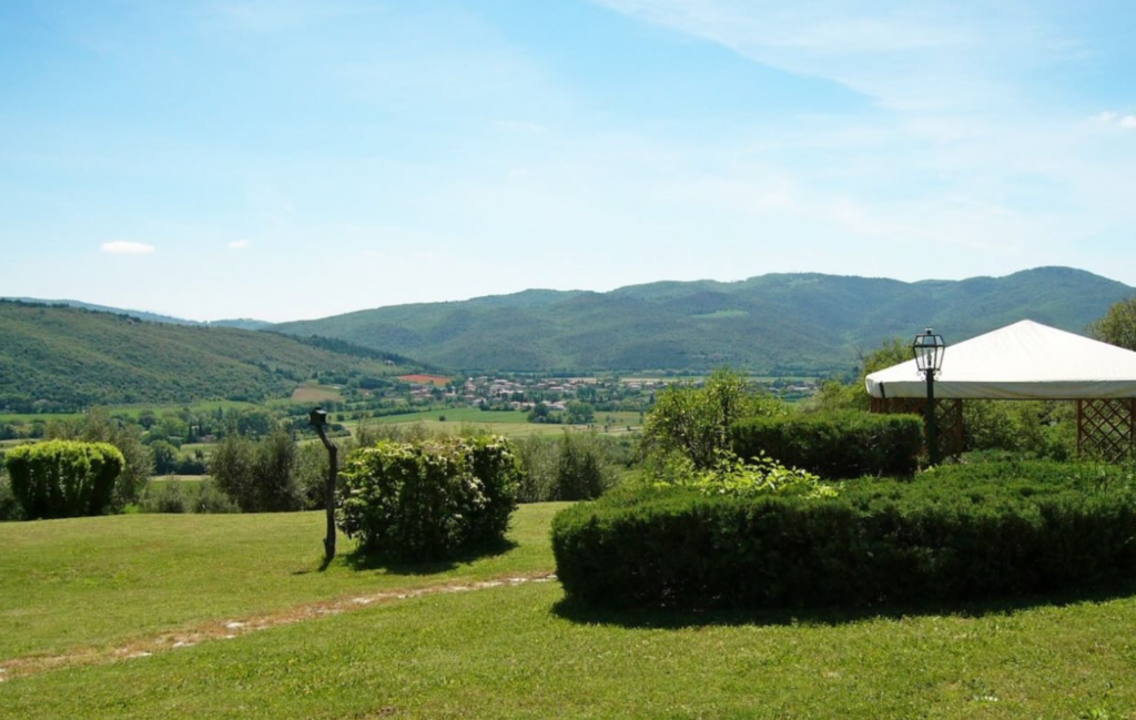 View over the valley from the terrace by the swimming pool of Casa Tre Pettirossi