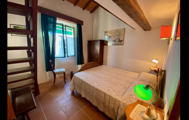 Wooden staircase to the mezzanine in a bedroom of the Gaia apartment