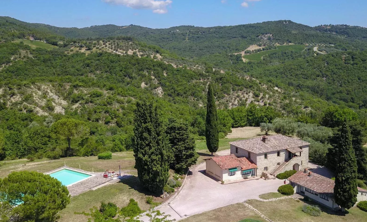 Stay Aerial view of the estate with swimming pool and cypresses