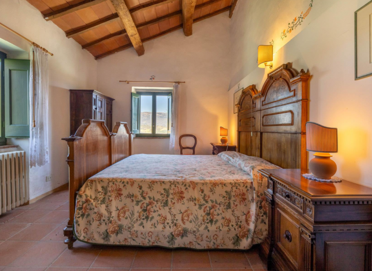 Bedroom with antique wooden furniture in the Ribes apartment