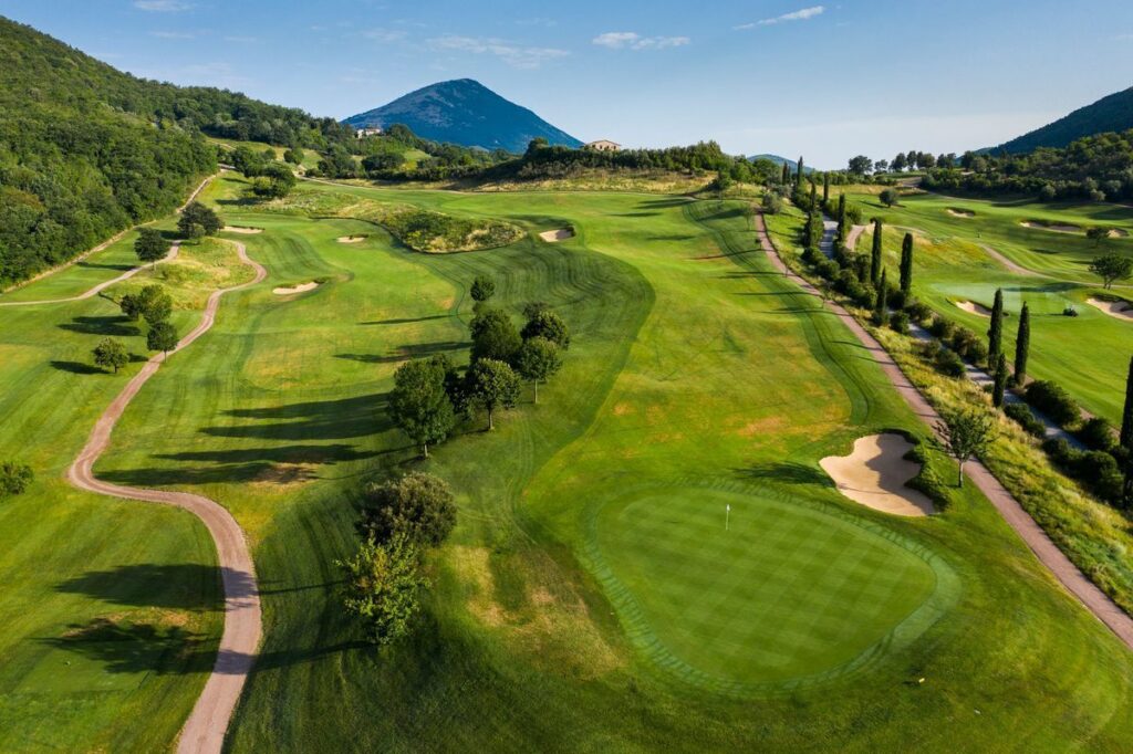 Luchtfoto van de fairways van Antognolla Golf in een groene vallei bij Perugia
