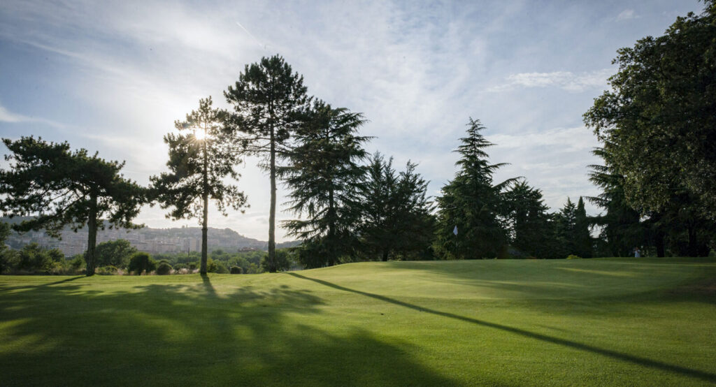 Green van Golf Club Perugia met pijnbomen