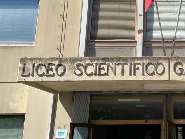 Ingang van een Italiaanse middelbare school met de Italiaanse vlag