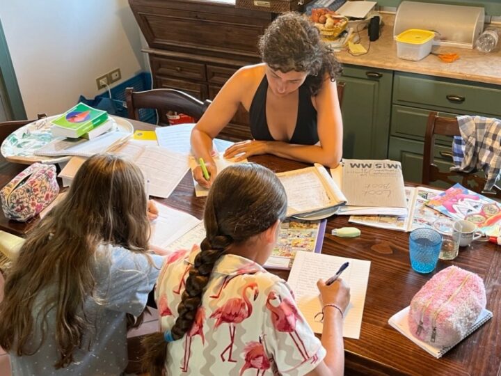 Samen Italiaans huiswerk maken aan de keukentafel