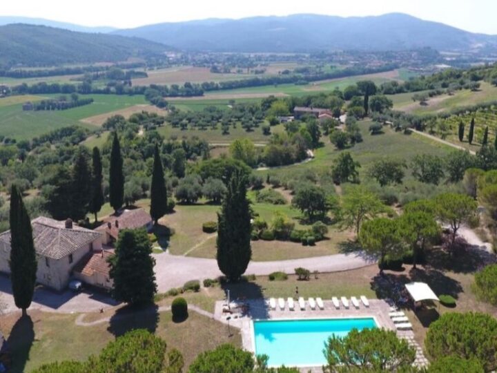 Luchtfoto van Casa Tre Pettirossi met zwembad en cipressen boven de vallei