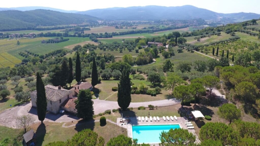 Luchtfoto van Casa Tre Pettirossi met zwembad en cipressen boven de vallei