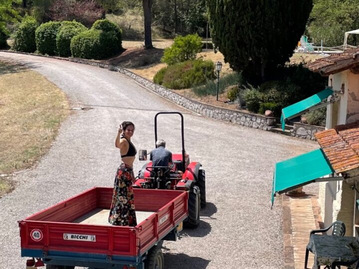 In de aanhanger achter de rode tractor op de oprit